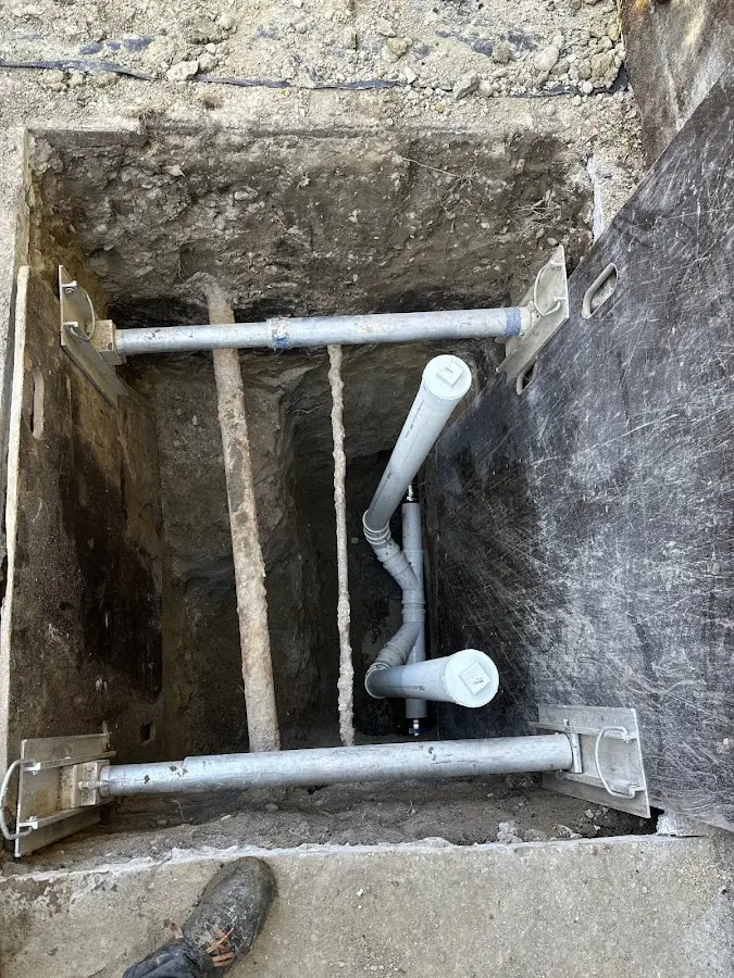 Experienced plumber completing Drain Cleaning work in High Ridge